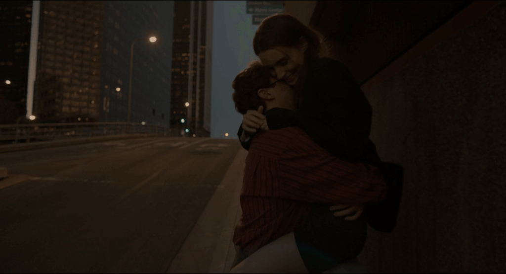 Crítica y Reseña de Her - Spike Jonze - Joaquin Phoenix y Rooney Mara abrazados en la calle