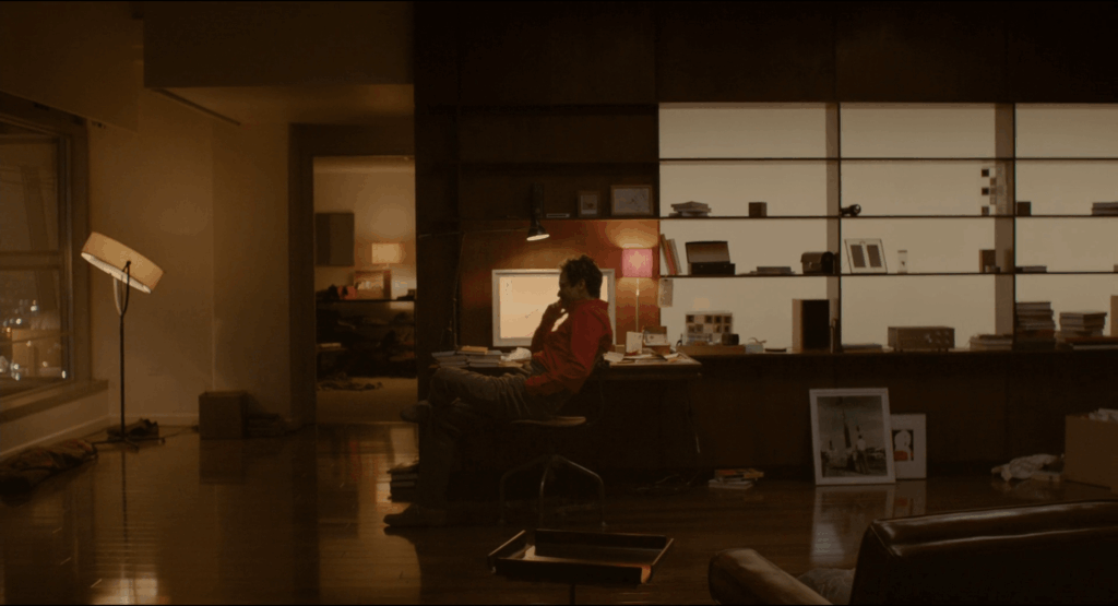 Crítica y Reseña de Her - Spike Jonze - Joaquin Phoenix sentado frente a su computadora en un departamento minimalista